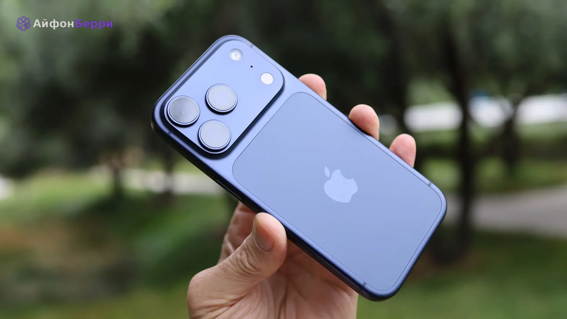 iPhone Pro Max в руке, иллюстрация к реальному времени работы от аккумулятора.